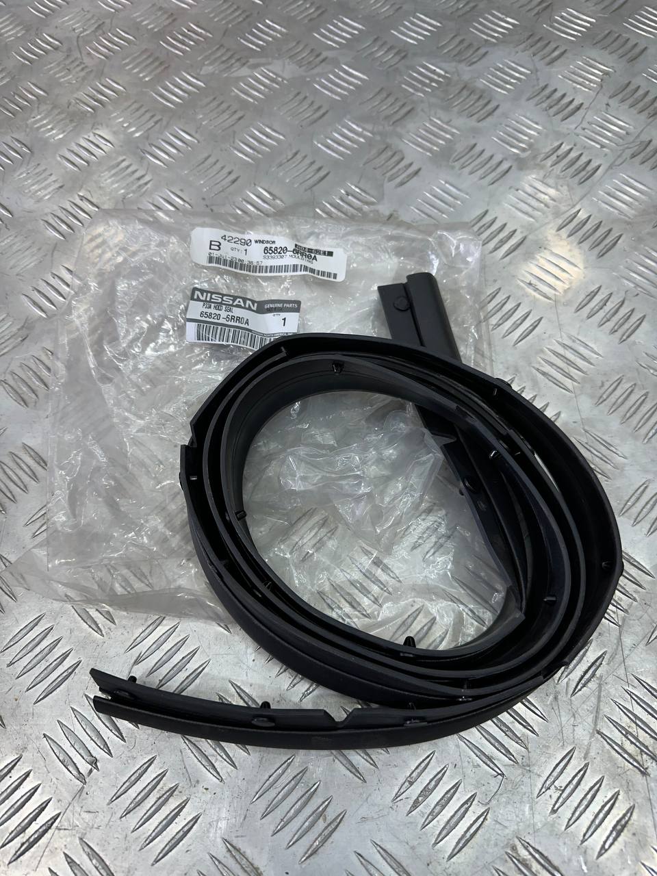 RT-152786 様 Ущільнювач капота Nissan Rogue T33 658206rr0a